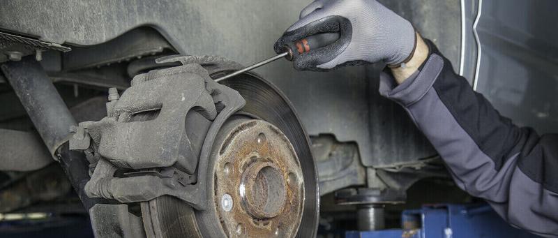 Kiedy warto pomyśleć o wymianie klocków hamulcowych w motocyklu?
