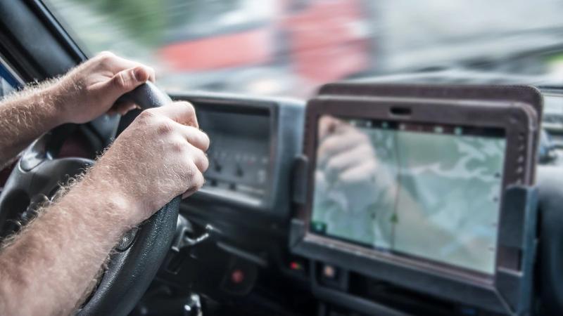 Praktyczny przewodnik: Jak zamontować tablet w samochodzie dla dzieci, by podróż stała się przyjemnością