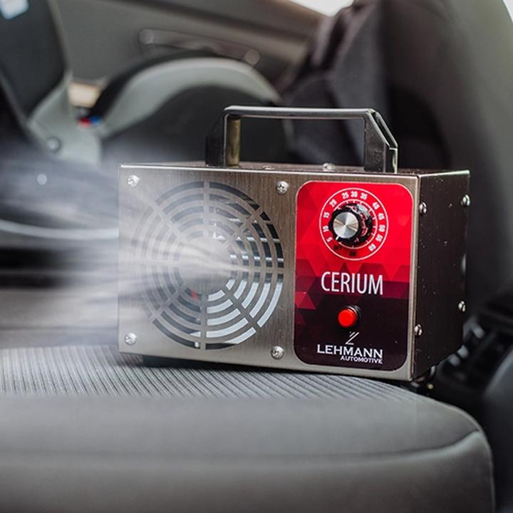 Usuwanie zapachów w samochodzie