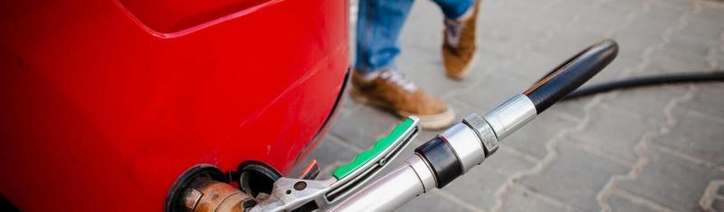 Bezpieczne tankowanie gazu – czy można to robić na odpalonym silniku?