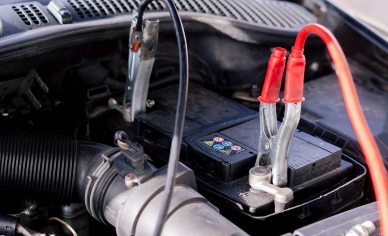 Mity i błędne przekonania o ładowaniu akumulatorów