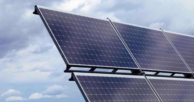 Wybór panelu słonecznego do akumulatora 12V 100Ah