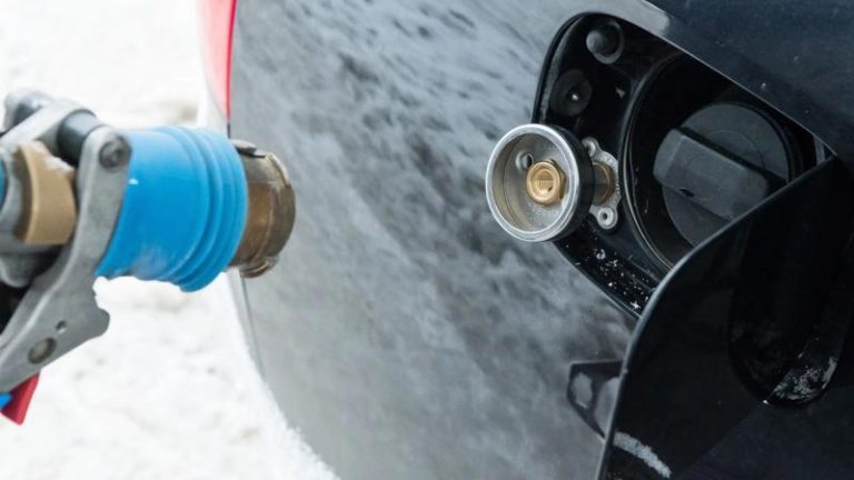 Czy tankowanie gazu przy włączonym silniku to ryzykowna decyzja?