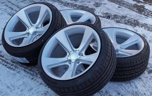 Jakie opony 19 cali wybrać do BMW E60? Przewodnik dla kierowców