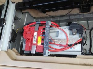 Odkryj, gdzie znajduje się akumulator w BMW X5 E70