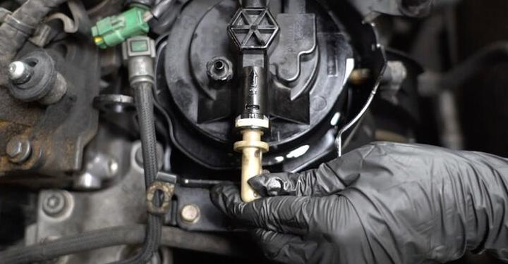 Lokalizacja filtra paliwa Peugeot 407