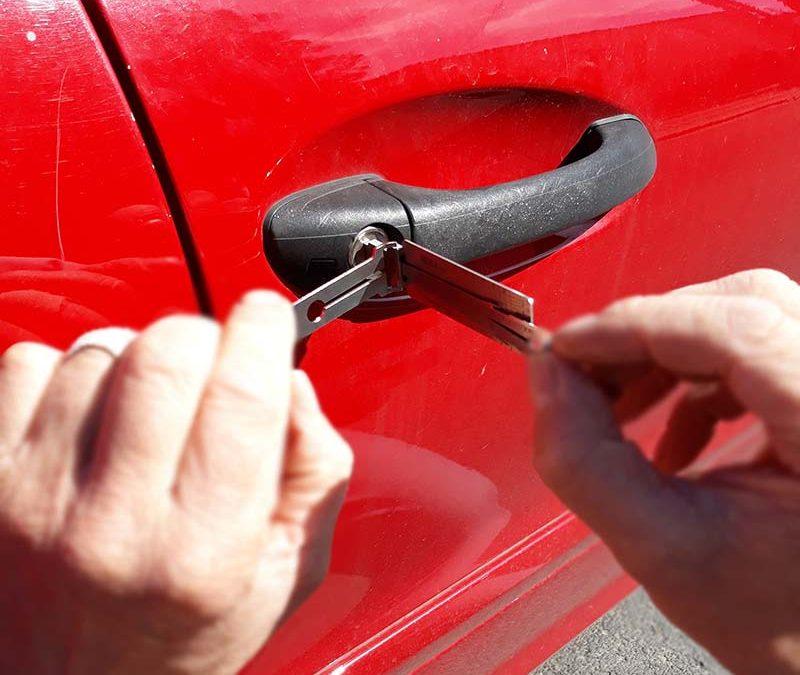 Zatrzaśnięte kluczyki w aucie porady