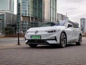 Co sprawia, że palą się samochody elektryczne? Oto kluczowe powody.