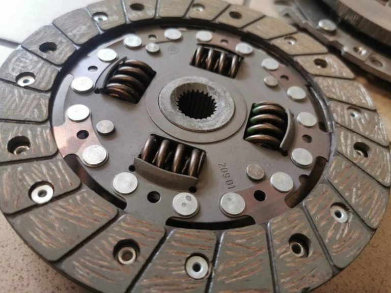 Jak długo trwa wymiana sprzęgła w samochodzie? Przewodnik dla kierowców