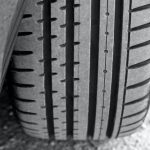 Jak rozpoznać wyząbkowane opony i uniknąć niebezpieczeństwa na drodze?