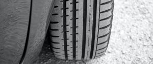 Jak rozpoznać wyząbkowane opony i uniknąć niebezpieczeństwa na drodze?