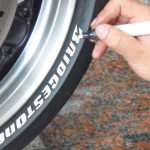 Jak wybrać idealny marker do opon, aby trwałość i styl szły w parze?