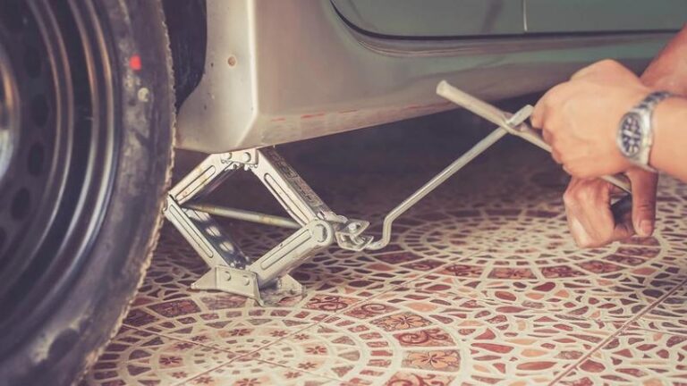 Praktyczny przewodnik: jak podnieść samochód do konserwacji w kilku krokach