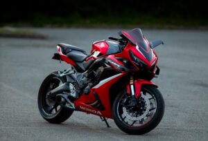 Czy zakaz wyprzedzania dotyczy motocykli? Sprawdź przepisy i zasady!