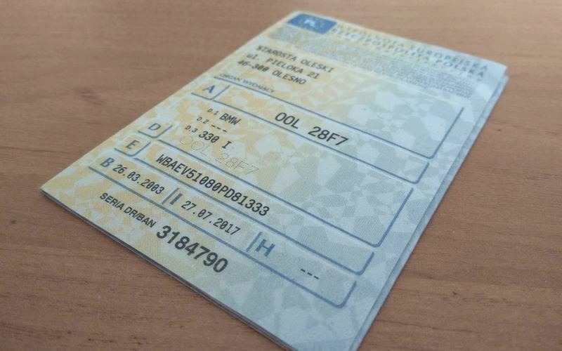 Dokumenty, które musisz mieć przy sobie podczas jazdy samochodem