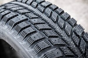Opony zimowe Pirelli czy Continental – które lepiej sprawdzą się w trudnych warunkach?