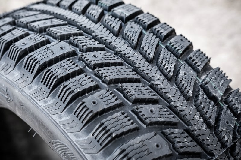 Opony zimowe Pirelli czy Continental – które lepiej sprawdzą się w trudnych warunkach?
