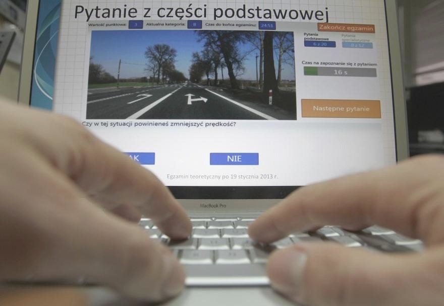 Przygotowanie do sukcesu: co warto zabrać na egzamin teoretyczny na prawo jazdy?